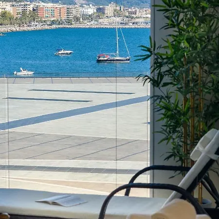 Mareluna Crescent - Luxury Seafront Experience Apartamento *
