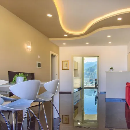 Mareluna Crescent - Luxury Seafront Experience