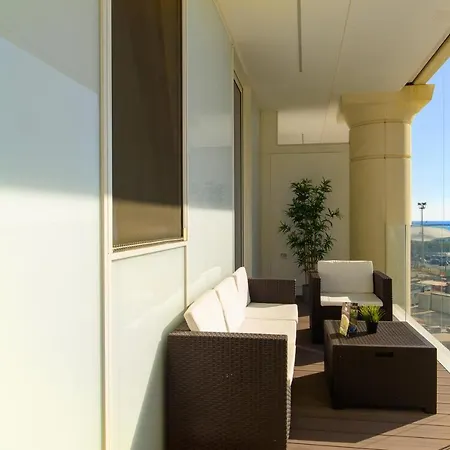 Mareluna Crescent - Luxury Seafront Experience