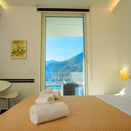 アパート Mareluna Crescent - Luxury Seafront Experience