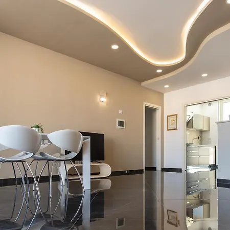 Mareluna Crescent - Luxury Seafront Experience *