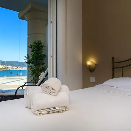 アパート Mareluna Crescent - Luxury Seafront Experience *