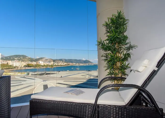 Mareluna Crescent - Luxury Seafront Experience Apartament *