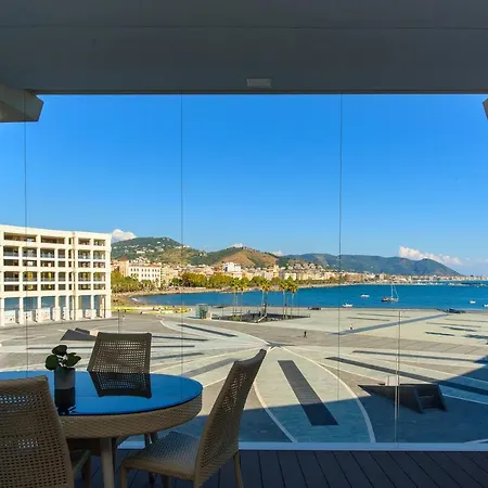 Mareluna Crescent - Luxury Seafront Experience Апартаменты *