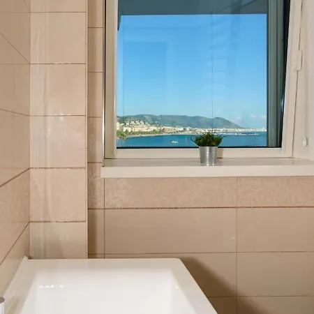 Mareluna Crescent - Luxury Seafront Experience *