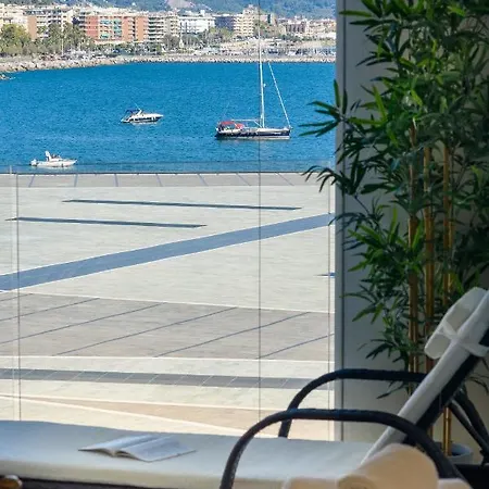 Mareluna Crescent - Luxury Seafront Experience Апартаменты *