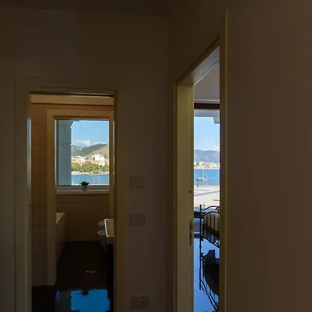 Апартаменты Mareluna Crescent - Luxury Seafront Experience