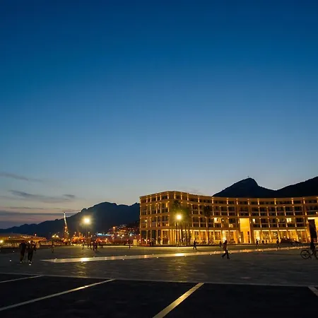 Mareluna Crescent - Luxury Seafront Experience *