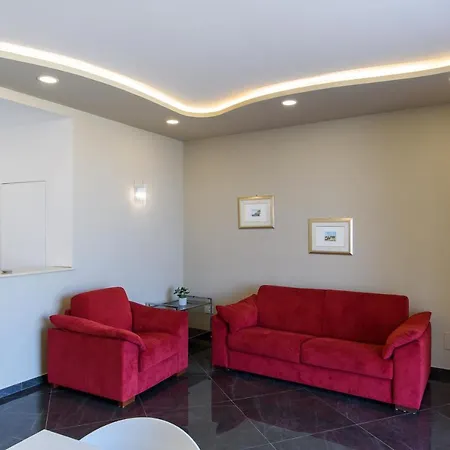 Mareluna Crescent - Luxury Seafront Experience شقة