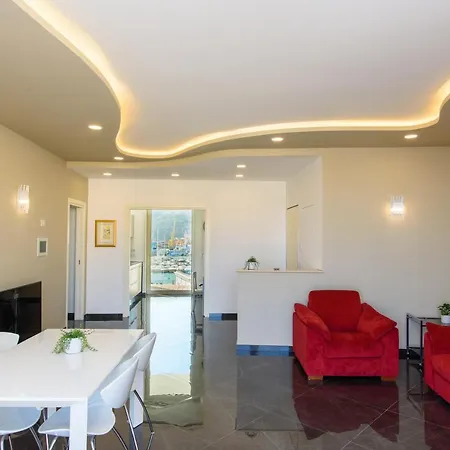 Апартаменты Mareluna Crescent - Luxury Seafront Experience