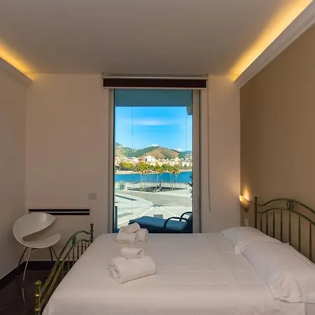 Mareluna Crescent - Luxury Seafront Experience شقة