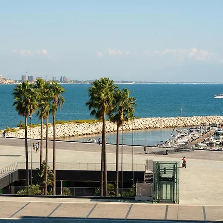 Mareluna Crescent - Luxury Seafront Experience Апартаменты
