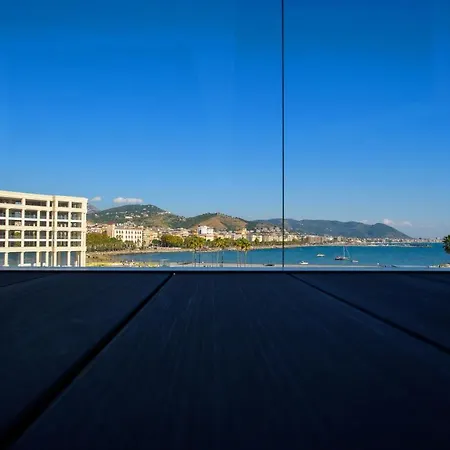 شقة Mareluna Crescent - Luxury Seafront Experience ساليرنو