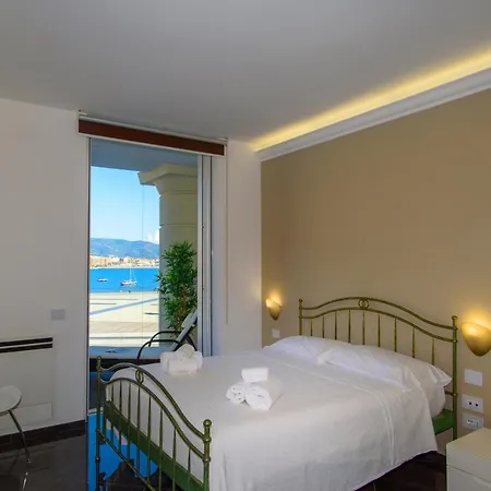 Mareluna Crescent - Luxury Seafront Experience شقة