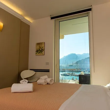 Mareluna Crescent - Luxury Seafront Experience *