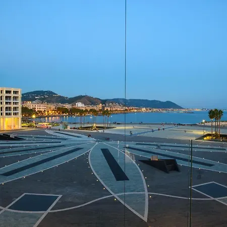 Mareluna Crescent - Luxury Seafront Experience Апартаменты *