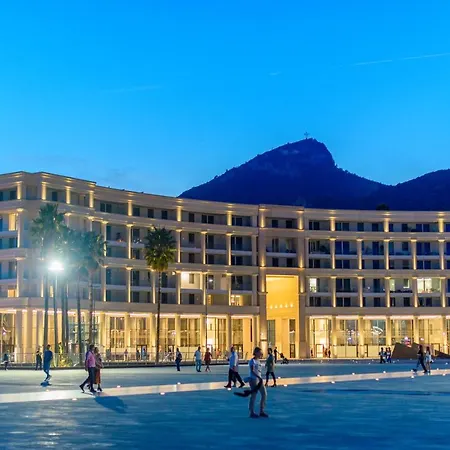 Mareluna Crescent - Luxury Seafront Experience *