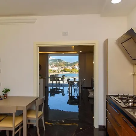 Mareluna Crescent - Luxury Seafront Experience