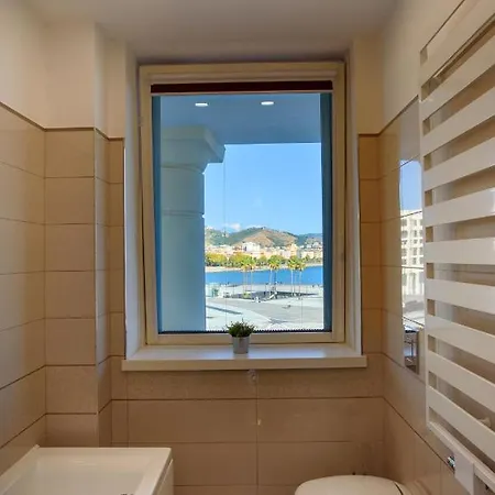 Mareluna Crescent - Luxury Seafront Experience Апартаменты