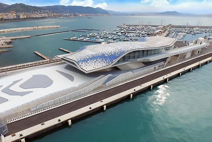 Mareluna Crescent - Luxury Seafront Experience *