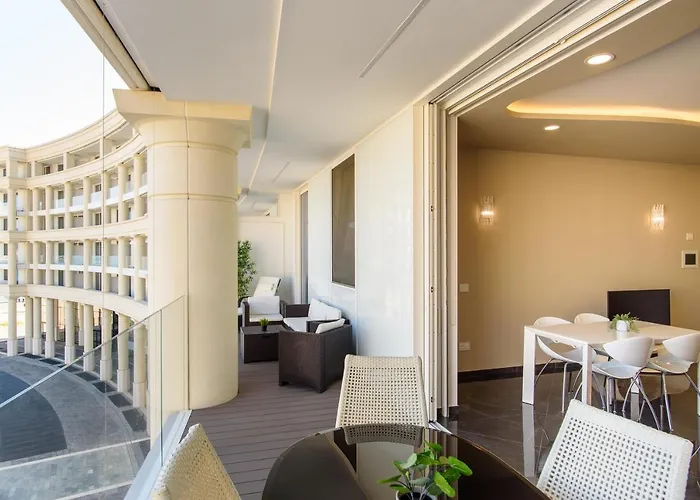 Mareluna Crescent - Luxury Seafront Experience *