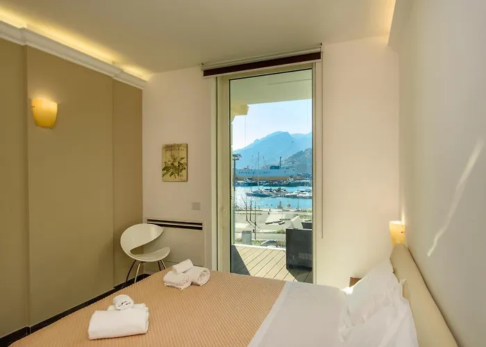 Mareluna Crescent - Luxury Seafront Experience *