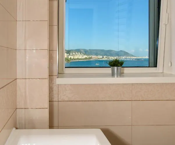 Mareluna Crescent - Luxury Seafront Experience *