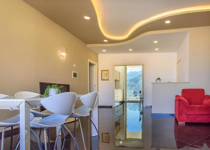 Mareluna Crescent - Luxury Seafront Experience