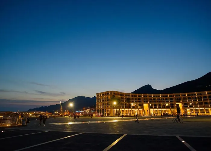 Mareluna Crescent - Luxury Seafront Experience *