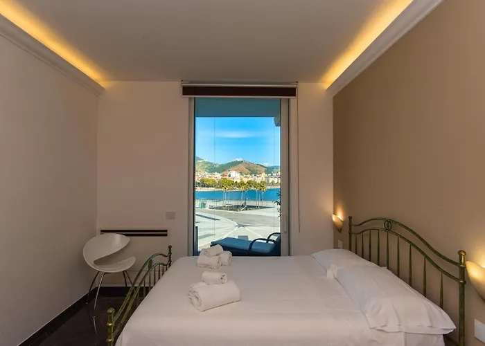 Mareluna Crescent - Luxury Seafront Experience Appartement