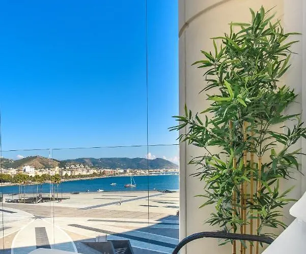 Mareluna Crescent - Luxury Seafront Experience