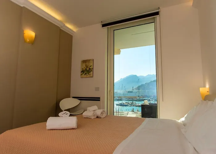 Mareluna Crescent - Luxury Seafront Experience *