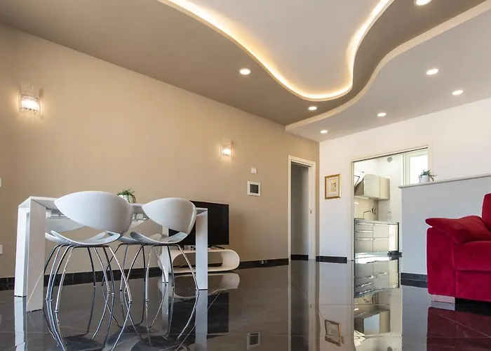 Mareluna Crescent - Luxury Seafront Experience *