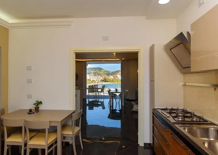 Mareluna Crescent - Luxury Seafront Experience