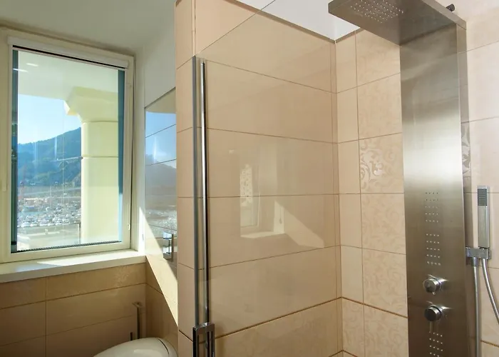 Mareluna Crescent - Luxury Seafront Experience *