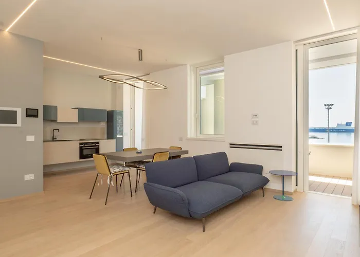 Mareluna Crescent - Luxury Seafront Experience *